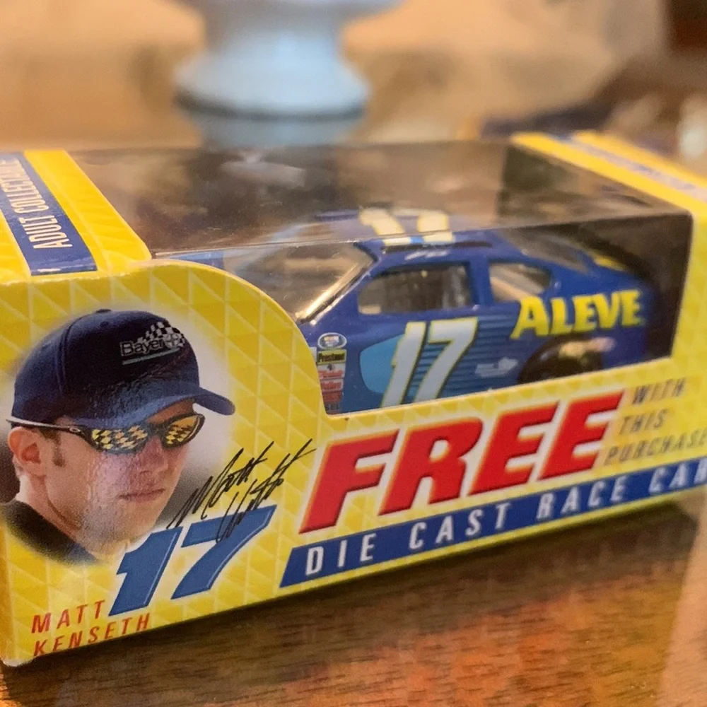 NASCAR 17 Matt Kenseth Ford Taurus Aleve Racing DieCast Collectible Race Car New